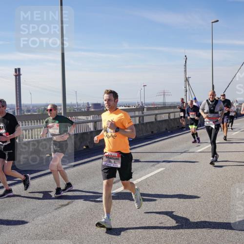 03.10.2025 - Köhlbrandbrückenlauf Michael Burmester http://msf.ph/oto/9112575 03.10.2025 12:54:36 Position 2 6710 meine-sportfotos.de
