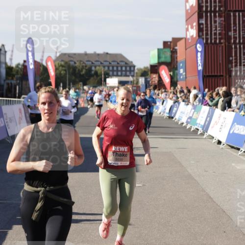 03.10.2025 - Köhlbrandbrückenlauf Jannik Wohlers http://msf.ph/oto/9112576 03.10.2025 13:31:20 Ziel 4800, 4967, 5030, 5310, 5362, 5378, 5518, 5519, 5772, 5773, 6242, 6243, 6559, 6731 meine-sportfotos.de