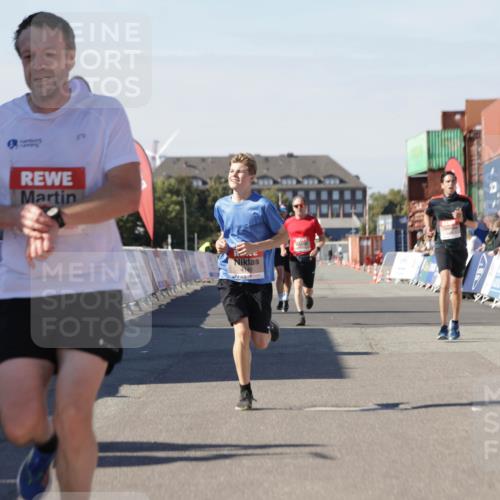 03.10.2025 - Köhlbrandbrückenlauf Jannik Wohlers http://msf.ph/oto/9112580 03.10.2025 13:01:03 Ziel 4039, 4069, 4140, 4177, 4407, 4425, 4512, 4820 meine-sportfotos.de