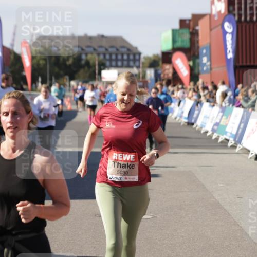 03.10.2025 - Köhlbrandbrückenlauf Jannik Wohlers http://msf.ph/oto/9112595 03.10.2025 13:31:20 Ziel 4800, 4967, 5030, 5310, 5362, 5378, 5518, 5519, 5772, 5773, 6242, 6243, 6559, 6731 meine-sportfotos.de