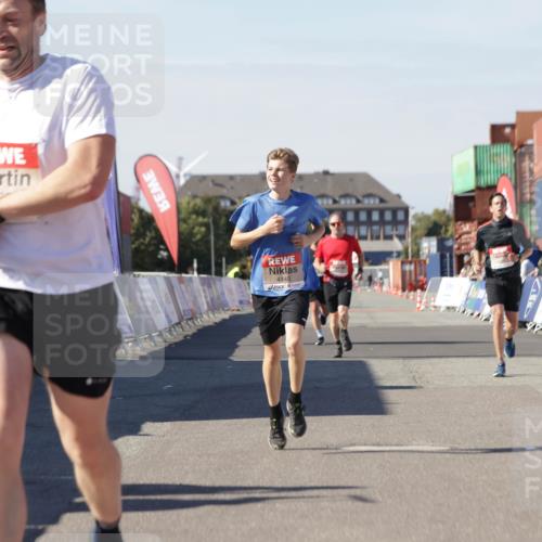 03.10.2025 - Köhlbrandbrückenlauf Jannik Wohlers http://msf.ph/oto/9112599 03.10.2025 13:01:03 Ziel 4039, 4069, 4140, 4177, 4407, 4425, 4512, 4820 meine-sportfotos.de