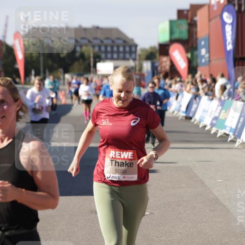 03.10.2025 - Köhlbrandbrückenlauf Jannik Wohlers http://msf.ph/oto/9112603 03.10.2025 13:31:20 Ziel 4800, 4967, 5030, 5310, 5362, 5378, 5518, 5519, 5772, 5773, 6242, 6243, 6559, 6731 meine-sportfotos.de