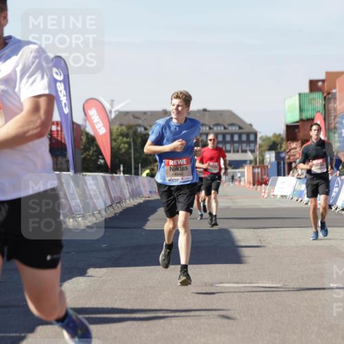 03.10.2025 - Köhlbrandbrückenlauf Jannik Wohlers http://msf.ph/oto/9112613 03.10.2025 13:01:03 Ziel 4039, 4069, 4140, 4177, 4407, 4425, 4512, 4820 meine-sportfotos.de