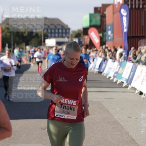 03.10.2025 - Köhlbrandbrückenlauf Jannik Wohlers http://msf.ph/oto/9112630 03.10.2025 13:31:21 Ziel 4800, 4967, 5030, 5310, 5362, 5378, 5518, 5519, 5772, 5773, 6242, 6243, 6559, 6597, 6731 meine-sportfotos.de