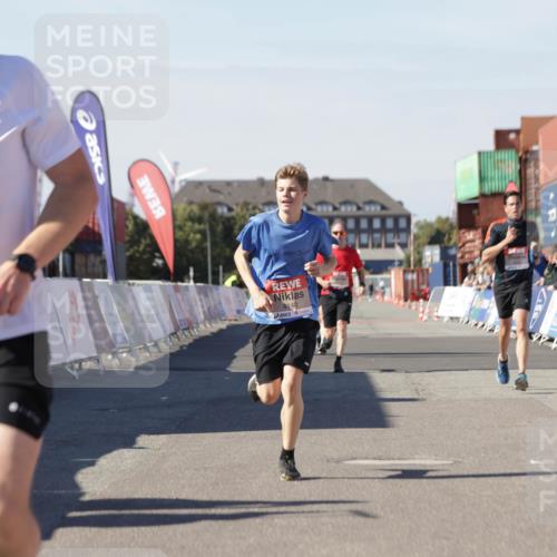 03.10.2025 - Köhlbrandbrückenlauf Jannik Wohlers http://msf.ph/oto/9112634 03.10.2025 13:01:03 Ziel 4039, 4069, 4140, 4177, 4407, 4425, 4512, 4820 meine-sportfotos.de