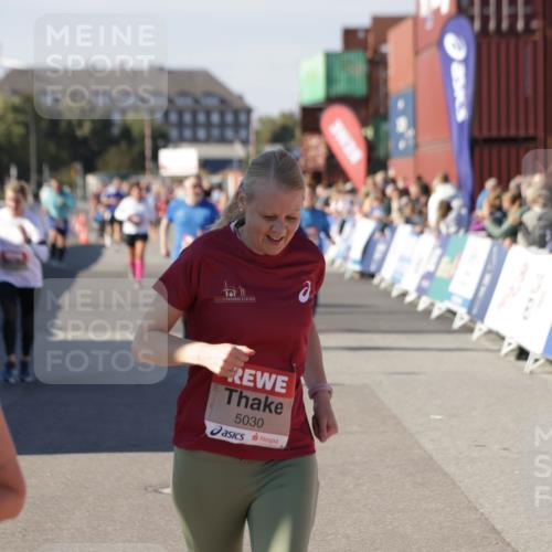 03.10.2025 - Köhlbrandbrückenlauf Jannik Wohlers http://msf.ph/oto/9112635 03.10.2025 13:31:21 Ziel 4800, 4967, 5030, 5310, 5362, 5378, 5518, 5519, 5772, 5773, 6242, 6243, 6559, 6597, 6731 meine-sportfotos.de