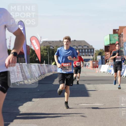 03.10.2025 - Köhlbrandbrückenlauf Jannik Wohlers http://msf.ph/oto/9112639 03.10.2025 13:01:03 Ziel 4039, 4069, 4140, 4177, 4407, 4425, 4512, 4820 meine-sportfotos.de
