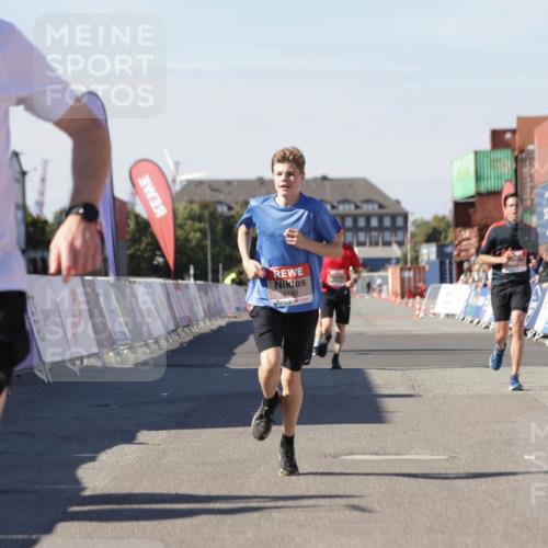 03.10.2025 - Köhlbrandbrückenlauf Jannik Wohlers http://msf.ph/oto/9112647 03.10.2025 13:01:03 Ziel 4039, 4069, 4140, 4177, 4407, 4425, 4512, 4820 meine-sportfotos.de