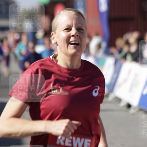 03.10.2025 - Köhlbrandbrückenlauf Jannik Wohlers http://msf.ph/oto/9112655 03.10.2025 13:31:22 Ziel 4800, 4967, 5030, 5310, 5362, 5378, 5511, 5518, 5519, 5598, 5772, 5773, 6242, 6243, 6559, 6597, 6731 meine-sportfotos.de