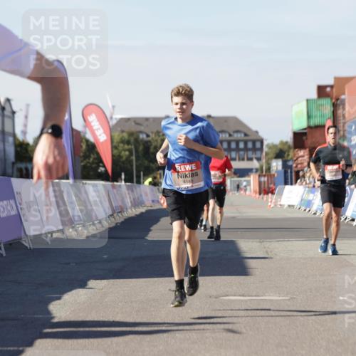 03.10.2025 - Köhlbrandbrückenlauf Jannik Wohlers http://msf.ph/oto/9112659 03.10.2025 13:01:03 Ziel 4039, 4069, 4140, 4177, 4407, 4425, 4512, 4820 meine-sportfotos.de