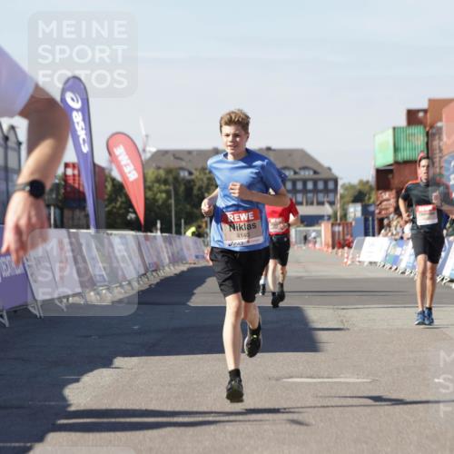 03.10.2025 - Köhlbrandbrückenlauf Jannik Wohlers http://msf.ph/oto/9112665 03.10.2025 13:01:03 Ziel 4039, 4069, 4140, 4177, 4407, 4425, 4512, 4820 meine-sportfotos.de