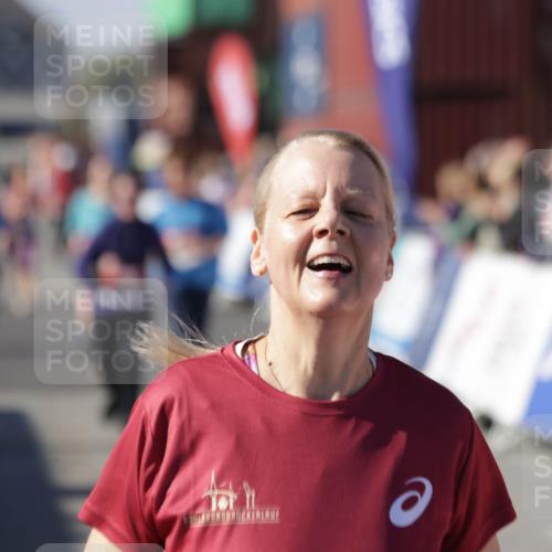 03.10.2025 - Köhlbrandbrückenlauf Jannik Wohlers http://msf.ph/oto/9112685 03.10.2025 13:31:22 Ziel 4800, 4967, 5030, 5310, 5362, 5378, 5511, 5518, 5519, 5598, 5772, 5773, 6242, 6243, 6559, 6597, 6731 meine-sportfotos.de