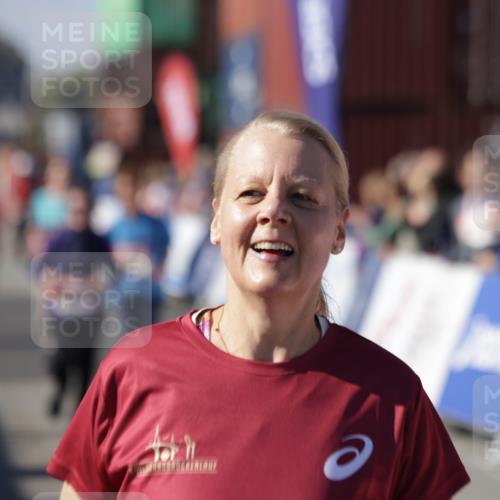 03.10.2025 - Köhlbrandbrückenlauf Jannik Wohlers http://msf.ph/oto/9112697 03.10.2025 13:31:22 Ziel 4800, 4967, 5030, 5310, 5362, 5378, 5511, 5518, 5519, 5598, 5772, 5773, 6242, 6243, 6559, 6597, 6731 meine-sportfotos.de