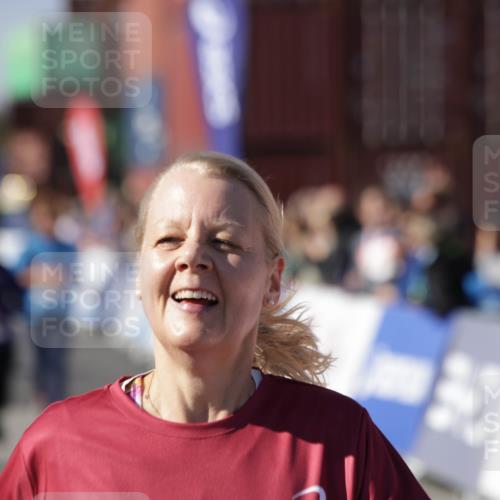 03.10.2025 - Köhlbrandbrückenlauf Jannik Wohlers http://msf.ph/oto/9112722 03.10.2025 13:31:22 Ziel 4800, 4967, 5030, 5310, 5362, 5378, 5511, 5518, 5519, 5598, 5772, 5773, 6242, 6243, 6559, 6597, 6731 meine-sportfotos.de
