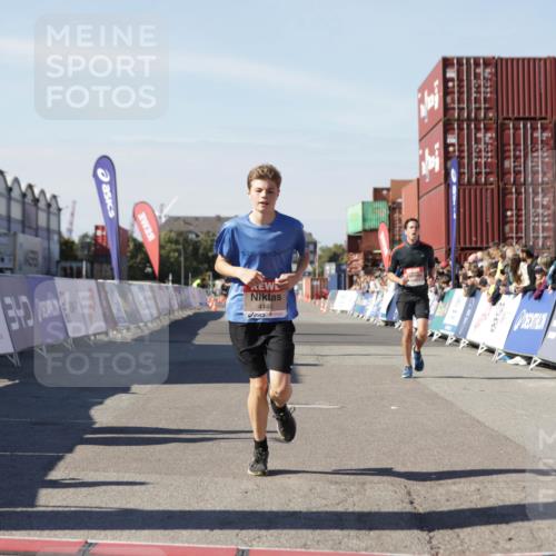 03.10.2025 - Köhlbrandbrückenlauf Jannik Wohlers http://msf.ph/oto/9112763 03.10.2025 13:01:04 Ziel 4039, 4069, 4140, 4177, 4407, 4425, 4512, 4820, 5779 meine-sportfotos.de