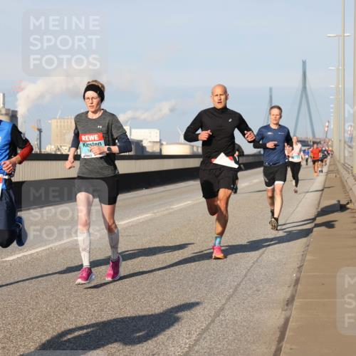 03.10.2025 - Köhlbrandbrückenlauf Lena Gebhardt http://msf.ph/oto/9112804 03.10.2025 09:42:33 Position 2 2955, 1 meine-sportfotos.de
