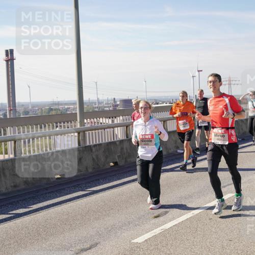 03.10.2025 - Köhlbrandbrückenlauf Michael Burmester http://msf.ph/oto/9112853 03.10.2025 12:54:46 Position 2 4905, 4904, 4 meine-sportfotos.de