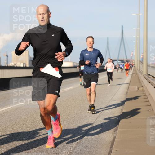 03.10.2025 - Köhlbrandbrückenlauf Lena Gebhardt http://msf.ph/oto/9112875 03.10.2025 09:42:35 Position 2  meine-sportfotos.de
