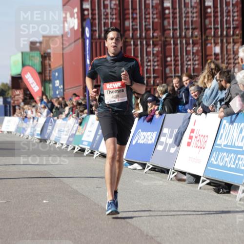 03.10.2025 - Köhlbrandbrückenlauf Jannik Wohlers http://msf.ph/oto/9112879 03.10.2025 13:01:06 Ziel 4039, 4069, 4140, 4177, 4407, 4425, 4512, 4820, 5779, 6614 meine-sportfotos.de