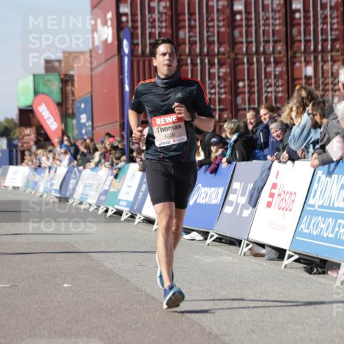 03.10.2025 - Köhlbrandbrückenlauf Jannik Wohlers http://msf.ph/oto/9112889 03.10.2025 13:01:06 Ziel 4039, 4069, 4140, 4177, 4407, 4425, 4512, 4820, 5779, 6614 meine-sportfotos.de