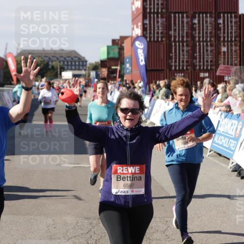 03.10.2025 - Köhlbrandbrückenlauf Jannik Wohlers http://msf.ph/oto/9112890 03.10.2025 13:31:29 Ziel 5030, 5065, 5171, 5222, 5425, 5511, 5518, 5519, 5598, 6597, 6731 meine-sportfotos.de