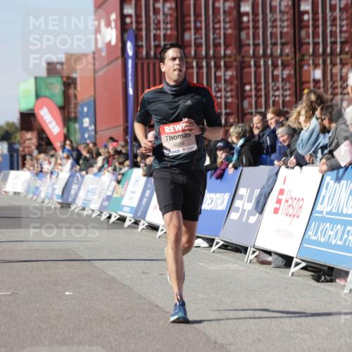 03.10.2025 - Köhlbrandbrückenlauf Jannik Wohlers http://msf.ph/oto/9112894 03.10.2025 13:01:06 Ziel 4039, 4069, 4140, 4177, 4407, 4425, 4512, 4820, 5779, 6614 meine-sportfotos.de