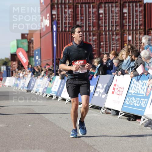 03.10.2025 - Köhlbrandbrückenlauf Jannik Wohlers http://msf.ph/oto/9112907 03.10.2025 13:01:07 Ziel 4039, 4069, 4140, 4177, 4407, 4425, 4512, 5779, 6614 meine-sportfotos.de
