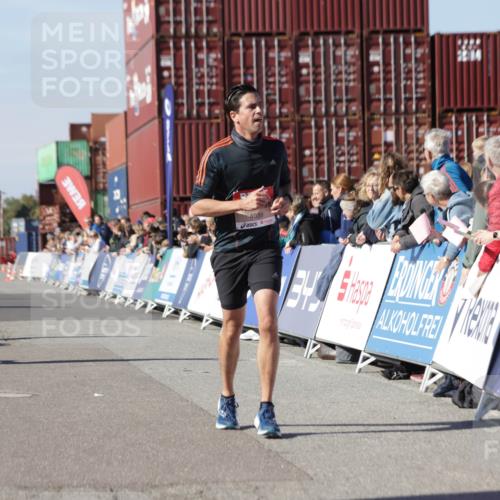 03.10.2025 - Köhlbrandbrückenlauf Jannik Wohlers http://msf.ph/oto/9112915 03.10.2025 13:01:07 Ziel 4039, 4069, 4140, 4177, 4407, 4425, 4512, 5779, 6614 meine-sportfotos.de