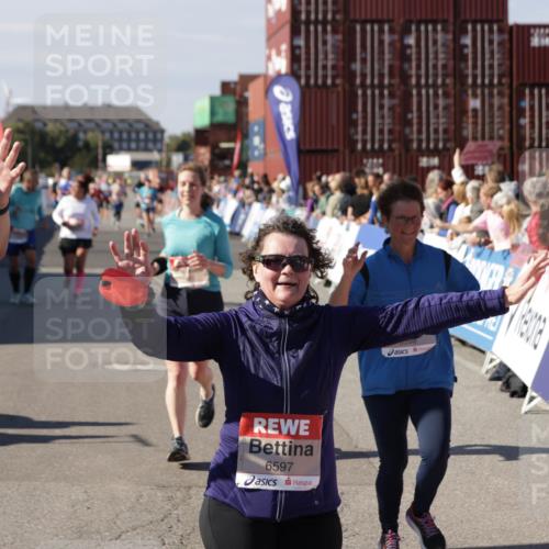03.10.2025 - Köhlbrandbrückenlauf Jannik Wohlers http://msf.ph/oto/9112918 03.10.2025 13:31:29 Ziel 5030, 5065, 5171, 5222, 5425, 5511, 5518, 5519, 5598, 6597, 6731 meine-sportfotos.de