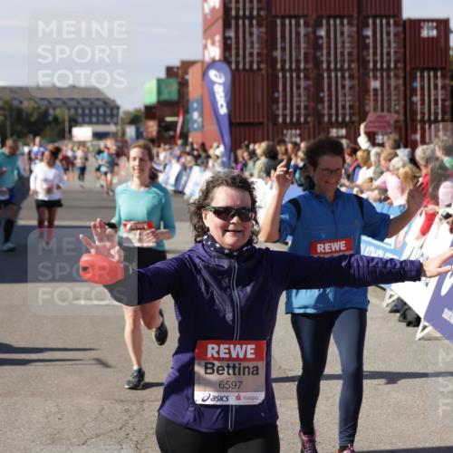 03.10.2025 - Köhlbrandbrückenlauf Jannik Wohlers http://msf.ph/oto/9112925 03.10.2025 13:31:29 Ziel 5030, 5065, 5171, 5222, 5425, 5511, 5518, 5519, 5598, 6597, 6731 meine-sportfotos.de