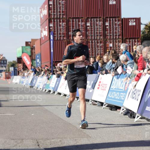 03.10.2025 - Köhlbrandbrückenlauf Jannik Wohlers http://msf.ph/oto/9112928 03.10.2025 13:01:07 Ziel 4039, 4069, 4140, 4177, 4407, 4425, 4512, 5779, 6614 meine-sportfotos.de