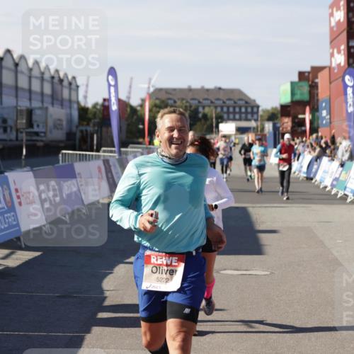 03.10.2025 - Köhlbrandbrückenlauf Jannik Wohlers http://msf.ph/oto/9112948 03.10.2025 13:31:33 Ziel 5065, 5171, 5222, 5425, 5511, 5518, 5519, 5598, 6597 meine-sportfotos.de