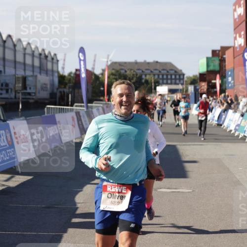 03.10.2025 - Köhlbrandbrückenlauf Jannik Wohlers http://msf.ph/oto/9112956 03.10.2025 13:31:33 Ziel 5065, 5171, 5222, 5425, 5511, 5518, 5519, 5598, 6597 meine-sportfotos.de