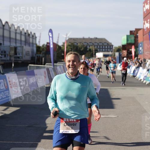 03.10.2025 - Köhlbrandbrückenlauf Jannik Wohlers http://msf.ph/oto/9112969 03.10.2025 13:31:34 Ziel 5065, 5171, 5222, 5425, 5511, 5518, 5519, 5598, 6072, 6597 meine-sportfotos.de