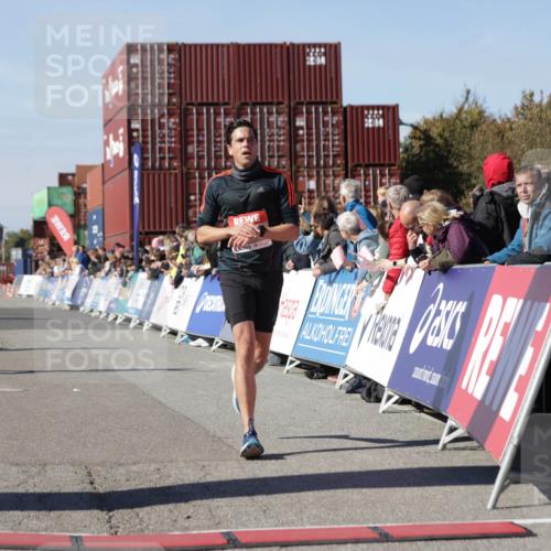 03.10.2025 - Köhlbrandbrückenlauf Jannik Wohlers http://msf.ph/oto/9112974 03.10.2025 13:01:07 Ziel 4039, 4069, 4140, 4177, 4407, 4425, 4512, 5779, 6614 meine-sportfotos.de