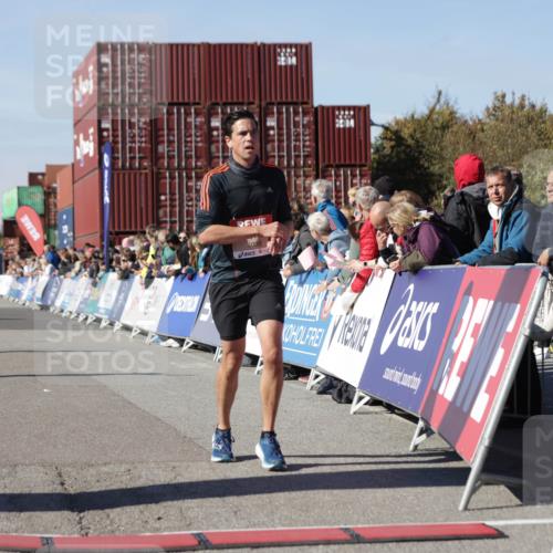 03.10.2025 - Köhlbrandbrückenlauf Jannik Wohlers http://msf.ph/oto/9112994 03.10.2025 13:01:07 Ziel 4039, 4069, 4140, 4177, 4407, 4425, 4512, 5779, 6614 meine-sportfotos.de