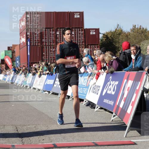 03.10.2025 - Köhlbrandbrückenlauf Jannik Wohlers http://msf.ph/oto/9113001 03.10.2025 13:01:07 Ziel 4039, 4069, 4140, 4177, 4407, 4425, 4512, 5779, 6614 meine-sportfotos.de