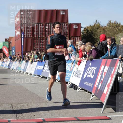 03.10.2025 - Köhlbrandbrückenlauf Jannik Wohlers http://msf.ph/oto/9113006 03.10.2025 13:01:07 Ziel 4039, 4069, 4140, 4177, 4407, 4425, 4512, 5779, 6614 meine-sportfotos.de