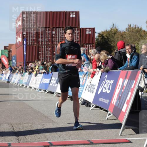03.10.2025 - Köhlbrandbrückenlauf Jannik Wohlers http://msf.ph/oto/9113013 03.10.2025 13:01:08 Ziel 4039, 4069, 4140, 4407, 4425, 4512, 5779, 6614 meine-sportfotos.de