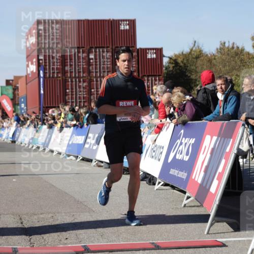 03.10.2025 - Köhlbrandbrückenlauf Jannik Wohlers http://msf.ph/oto/9113020 03.10.2025 13:01:08 Ziel 4039, 4069, 4140, 4407, 4425, 4512, 5779, 6614 meine-sportfotos.de