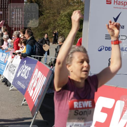 03.10.2025 - Köhlbrandbrückenlauf Jannik Wohlers http://msf.ph/oto/9113027 03.10.2025 13:31:35 Ziel 5057, 5065, 5171, 5222, 5425, 5511, 5518, 5519, 5598, 6072, 6597 meine-sportfotos.de