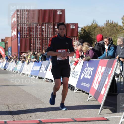 03.10.2025 - Köhlbrandbrückenlauf Jannik Wohlers http://msf.ph/oto/9113028 03.10.2025 13:01:08 Ziel 4039, 4069, 4140, 4407, 4425, 4512, 5779, 6614 meine-sportfotos.de