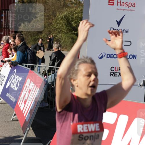 03.10.2025 - Köhlbrandbrückenlauf Jannik Wohlers http://msf.ph/oto/9113032 03.10.2025 13:31:35 Ziel 5057, 5065, 5171, 5222, 5425, 5511, 5518, 5519, 5598, 6072, 6597 meine-sportfotos.de