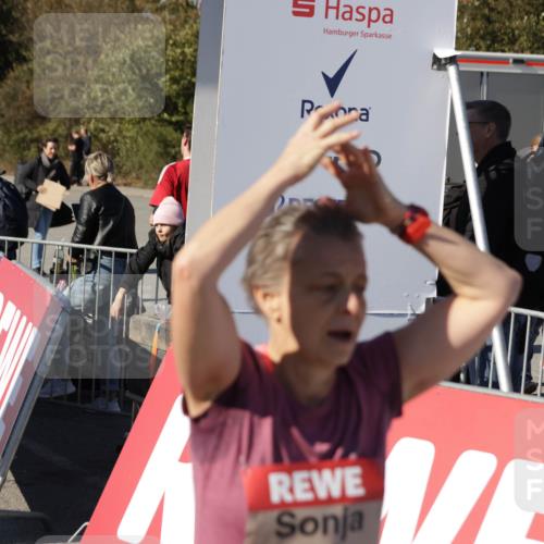 03.10.2025 - Köhlbrandbrückenlauf Jannik Wohlers http://msf.ph/oto/9113052 03.10.2025 13:31:35 Ziel 5057, 5065, 5171, 5222, 5425, 5511, 5518, 5519, 5598, 6072, 6597 meine-sportfotos.de