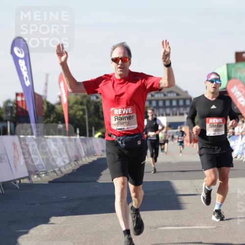 03.10.2025 - Köhlbrandbrückenlauf Jannik Wohlers http://msf.ph/oto/9113075 03.10.2025 13:01:09 Ziel 4039, 4140, 4407, 4425, 4512, 5779, 6614 meine-sportfotos.de