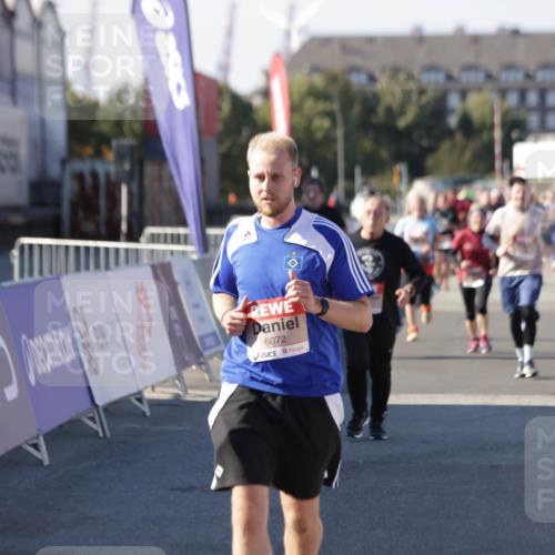 03.10.2025 - Köhlbrandbrückenlauf Jannik Wohlers http://msf.ph/oto/9113086 03.10.2025 13:31:39 Ziel 5057, 5065, 5171, 5222, 5425, 6072, 6103, 6297 meine-sportfotos.de