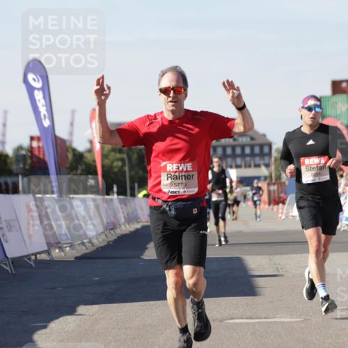 03.10.2025 - Köhlbrandbrückenlauf Jannik Wohlers http://msf.ph/oto/9113090 03.10.2025 13:01:09 Ziel 4039, 4140, 4407, 4425, 4512, 5779, 6614 meine-sportfotos.de