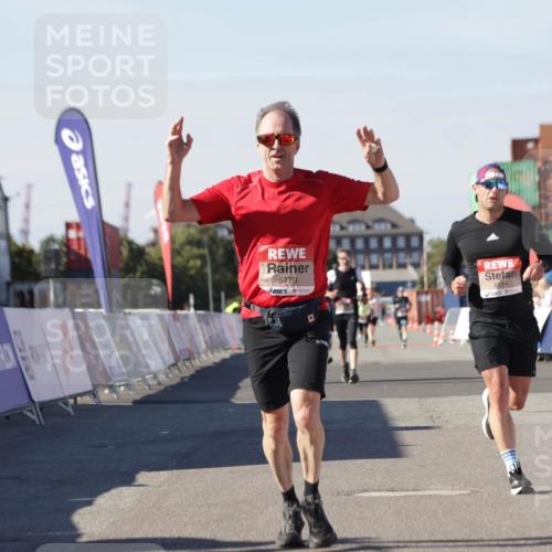 03.10.2025 - Köhlbrandbrückenlauf Jannik Wohlers http://msf.ph/oto/9113096 03.10.2025 13:01:09 Ziel 4039, 4140, 4407, 4425, 4512, 5779, 6614 meine-sportfotos.de