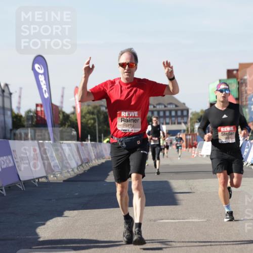 03.10.2025 - Köhlbrandbrückenlauf Jannik Wohlers http://msf.ph/oto/9113101 03.10.2025 13:01:09 Ziel 4039, 4140, 4407, 4425, 4512, 5779, 6614 meine-sportfotos.de