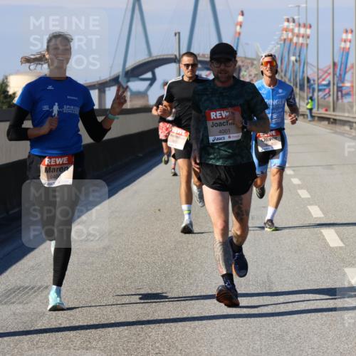 03.10.2025 - Köhlbrandbrückenlauf Strokosch-Dieckow http://msf.ph/oto/9113122 03.10.2025 12:42:56 Position 3 1980, 6480, 6470, 4001 meine-sportfotos.de